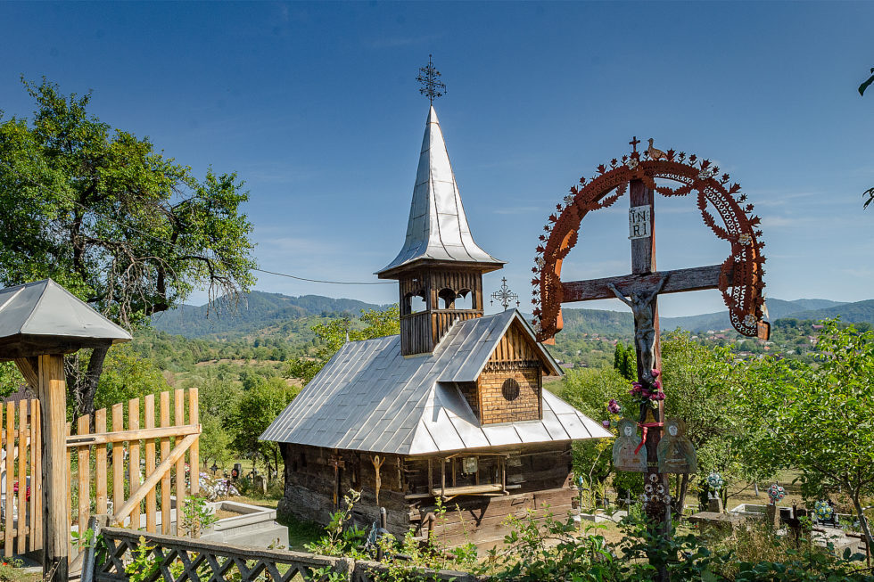Biserica de lemn „Sfinții Arhangheli Mihail și Gavril” din Şurdeşti – „Pe Corni”
