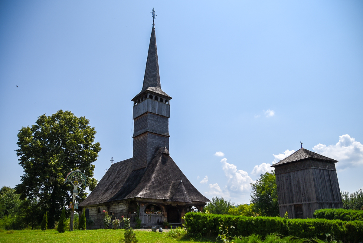 Biserica de lemn „Sfinții Arhangheli Mihail și Gavril” din Remetea Chioarului